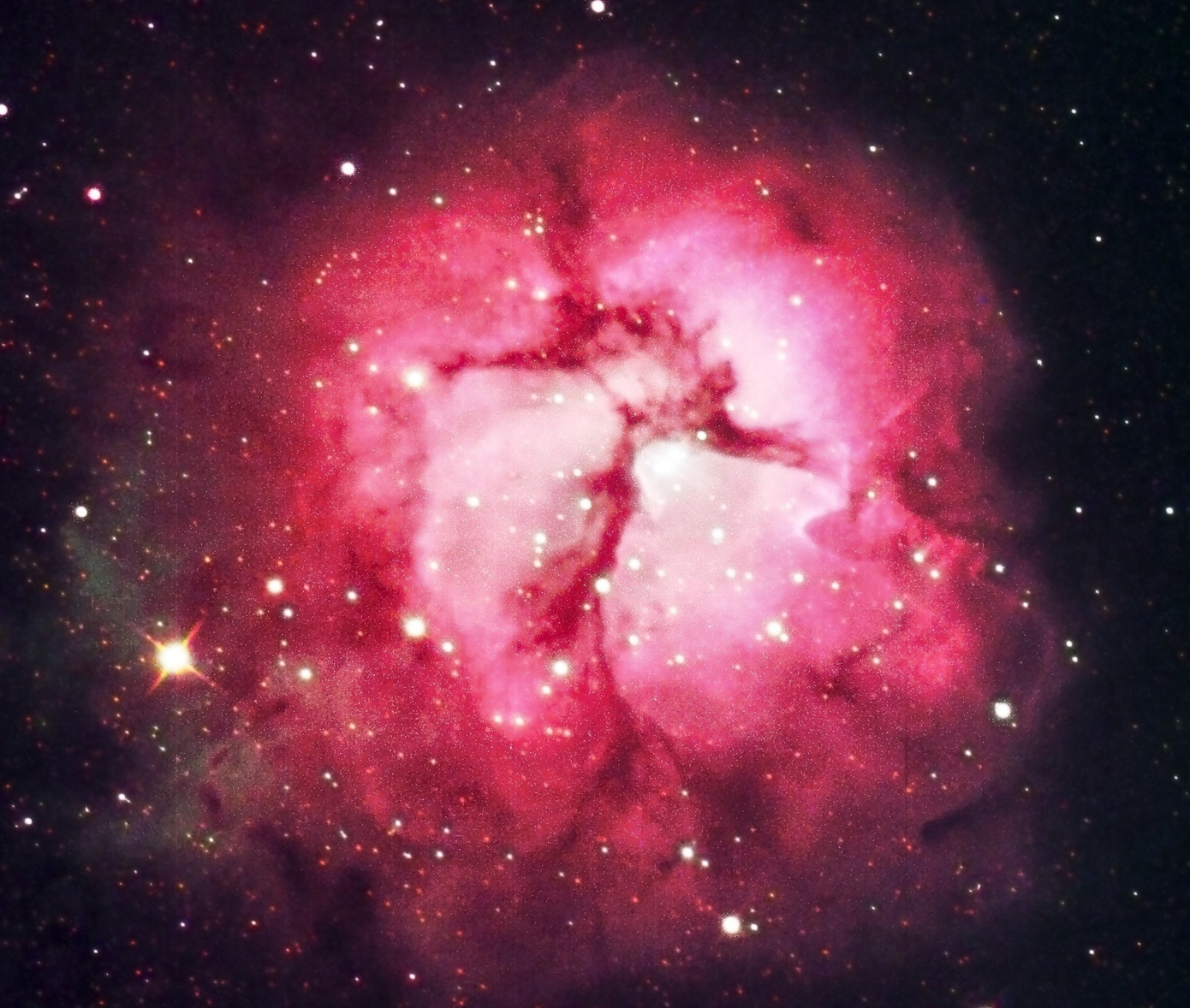 Tinh vân Tridfid (M20 hoặc NGC 6514) là một vùng khí hydro II nằm trong vùng đang hình thành sao, thuộc cánh tay khiên Scutum - nhân mã của Dải ngân hà. Ảnh chụp từ Đài Thiên văn Nha Trang. Tinh vân Tridfid (M20 hoặc NGC 6514) là một vùng khí hydro II nằm trong vùng đang hình thành sao, thuộc cánh tay khiên Scutum - nhân mã của Dải ngân hà. Ảnh chụp từ Đài Thiên văn Nha Trang.