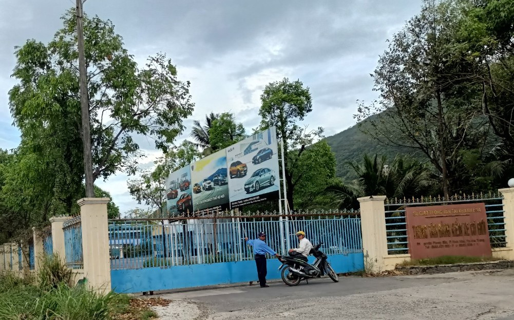 Cửa chính Trung tâm đăng kiểm 7901S. Ảnh L.H