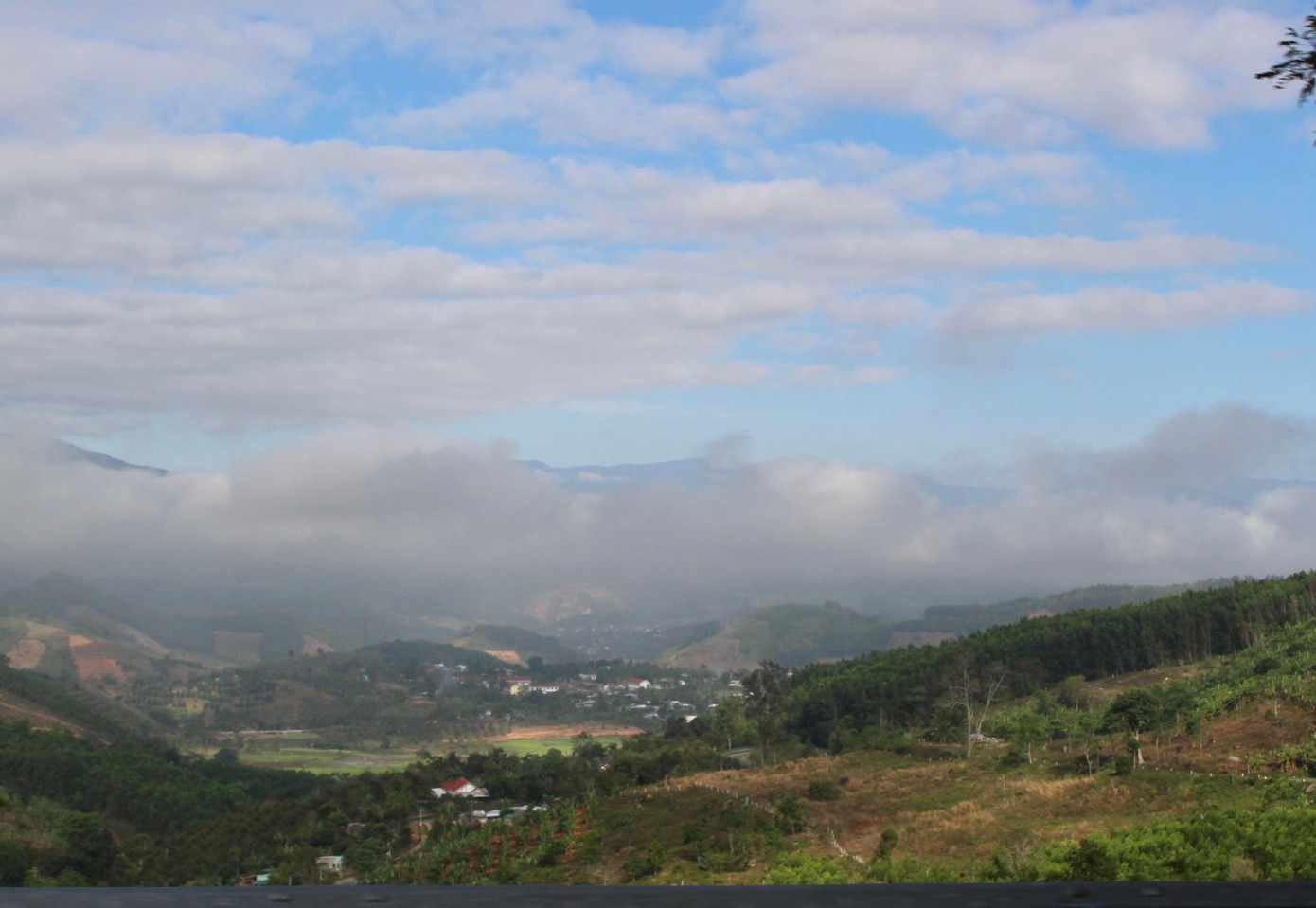 Đi dọc con đường trở về thị trấn, mây vẫn lượn lờ ở phía xa, vừa mờ ảo vừa yên bình.