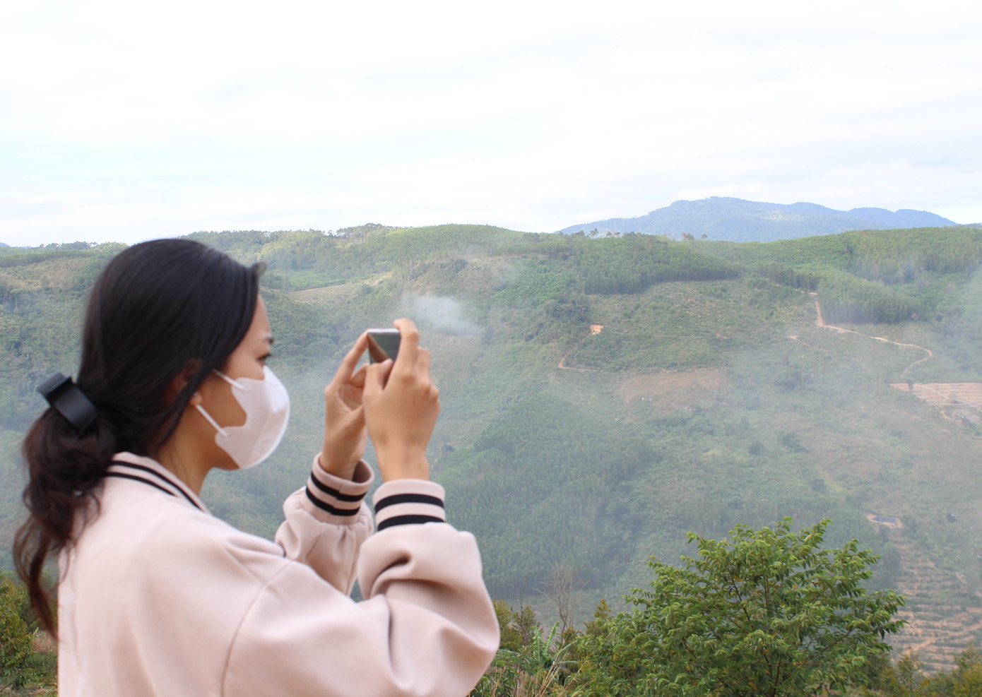 Giữa khung cảnh núi rừng phủ đầy sương, các bạn trẻ cùng nhau lưu lại khoảnh khắc tuyệt đẹp.