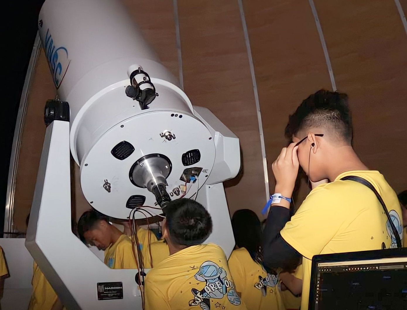 Hoạt động ngắm vũ trụ của các bạn học sinh bằng kính thiên văn tại Đài Thiên văn Nha Trang Hoạt động ngắm vũ trụ của các bạn học sinh bằng kính thiên văn tại Đài Thiên văn Nha Trang