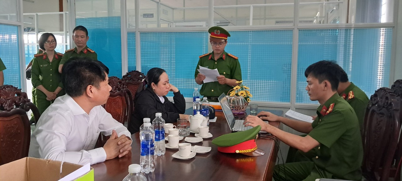 Công an Phú Yên đọc lệnh khởi tố bà Nguyễn Thị Phấn (áo đen). Ảnh: CACC.