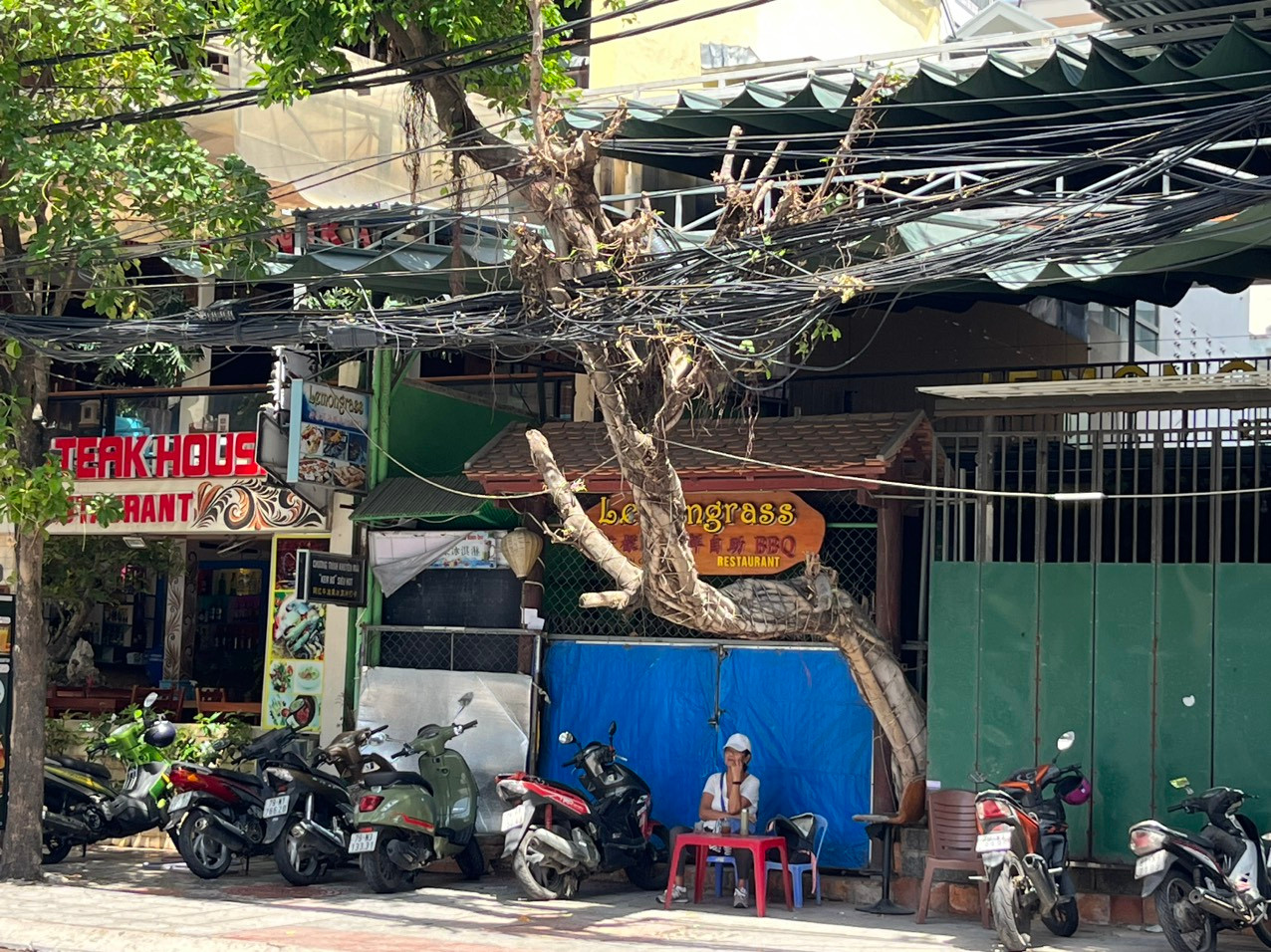 Vắng khách, nhân viên nhà hàng cũng ngồi chơi. Vắng khách, nhân viên nhà hàng cũng ngồi chơi.