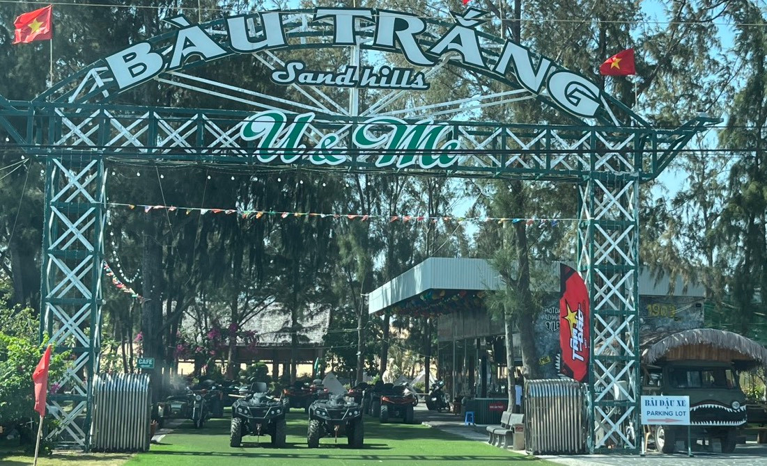 Nhiều xe mô tô địa hình tại điểm du lịch Bàu Trắng chưa đủ giấy tờ theo quy định. Ảnh C.H. Nhiều xe mô tô địa hình tại điểm du lịch Bàu Trắng chưa đủ giấy tờ theo quy định. Ảnh C.H.