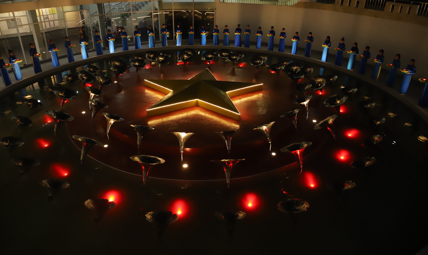 Lễ thả hoa đăng tưởng niệm 64 chiến sĩ Gạc Ma (ảnh: Công Hoan).