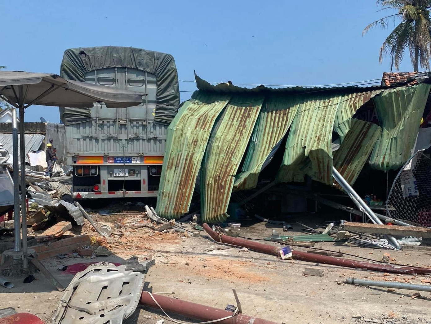 Chiếc xe tải lao vào bên đường tông sập nhà dân. Ảnh: Trung Hiếu.