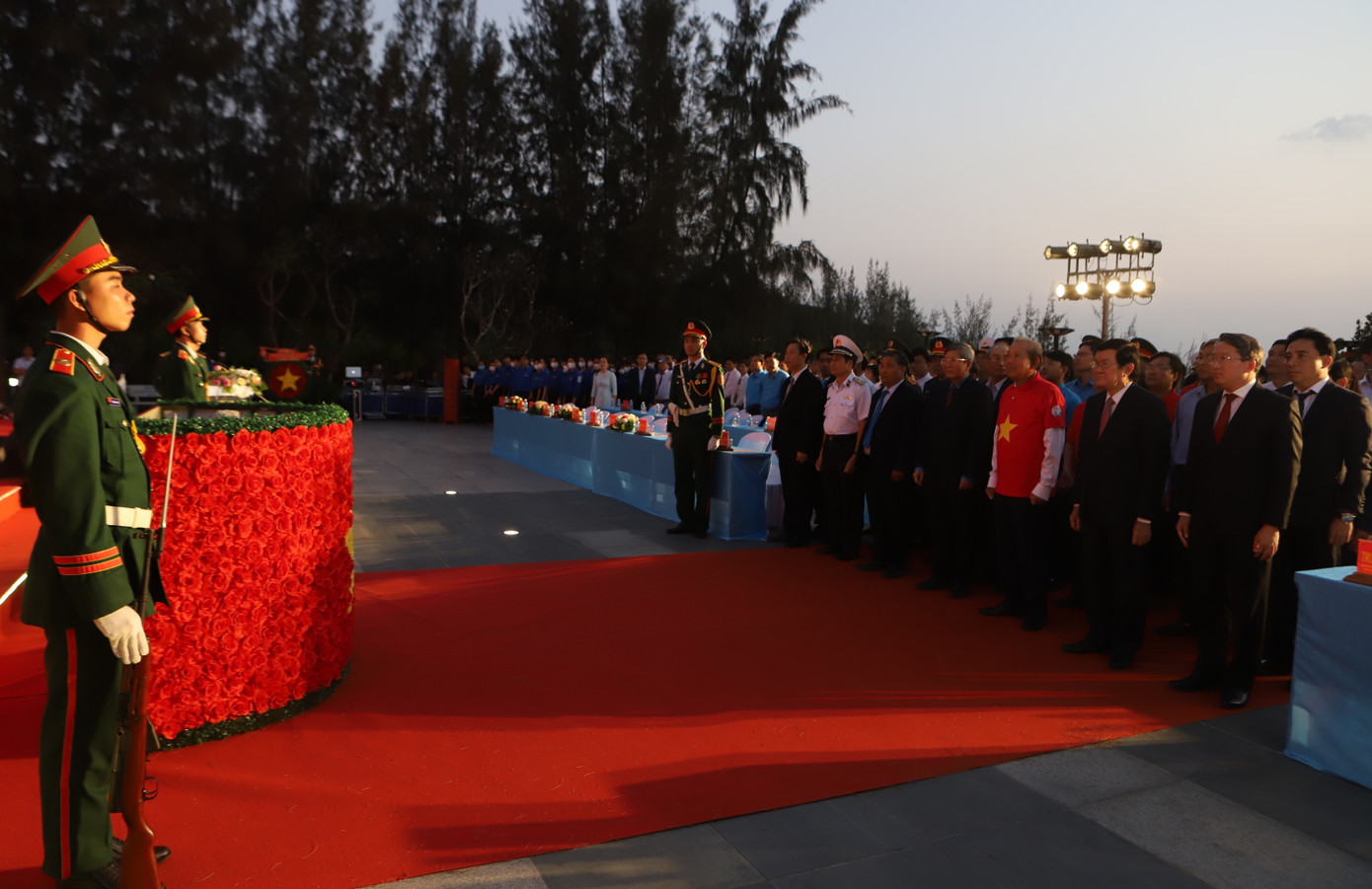 Các đại biểu dự lễ tưởng niệm (ảnh: Công Hoan).