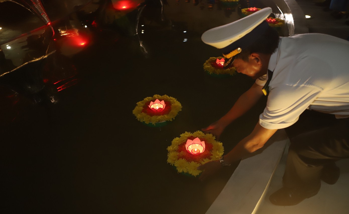 Hoạt động thả hoa đăng.