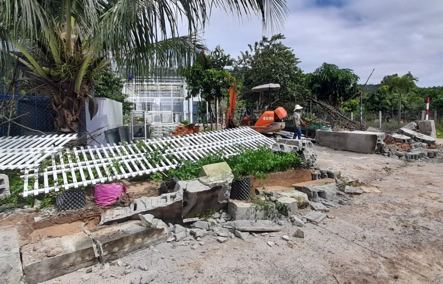 Nhà bà Nguyễn Thị Lệ cũng tự tháo dỡ phần xây dựng vi phạm.