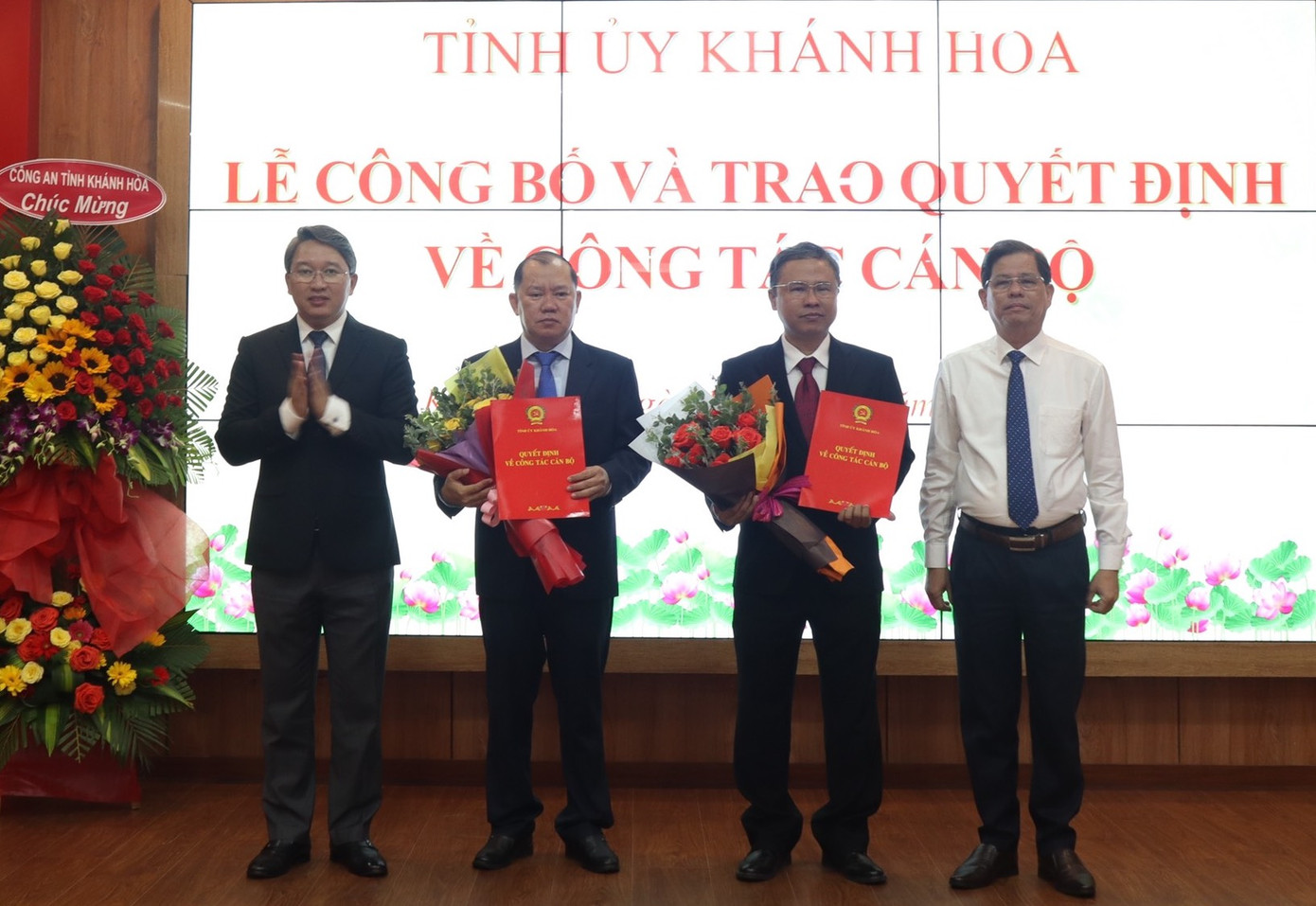 Lãnh đạo Tỉnh uỷ Khánh Hòa tặng hoa chúc mừng ông Trần Hòa Nam (thứ 2 bên phải) và ông Nguyễn Anh Tuấn nhận nhiệm vụ mới. Ảnh X.T.