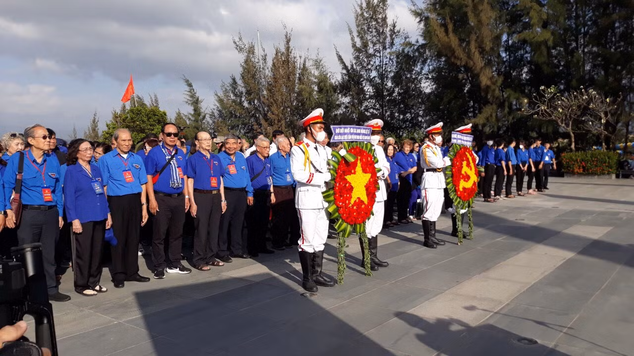 Cựu cán bộ Đoàn khu vực phía Nam dâng hoa tưởng niệm tại Khu tưởng niệm Chiến sĩ Gạc Ma (ảnh: L.H).