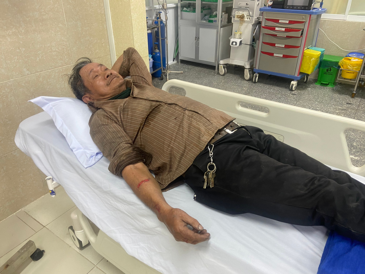 Ông Võ Văn Ánh bị thanh sắt rơi trúng cánh tay bị thương phải nhập viện điều trị. Ảnh L.H.