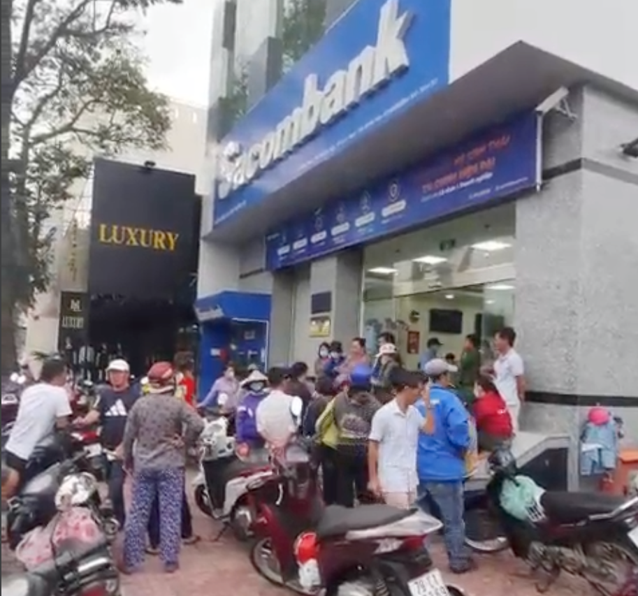 Nhiều khách hàng bị mất tiền tại Phòng giao dịch Sacombank TP. Cam Ranh tập trung trước ngân hàng đòi tiền. Ảnh chụp lại clip người dân cung cấp.