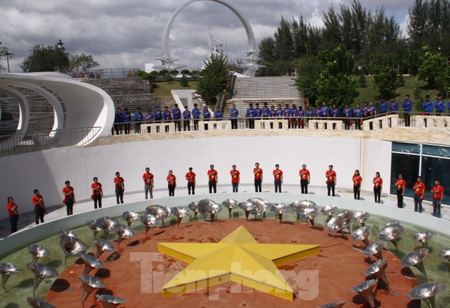 Khu tưởng niệm Chiến sĩ Gạc Ma là "địa chỉ đỏ" giáo dục truyền thống cách mạng. Ảnh L.H