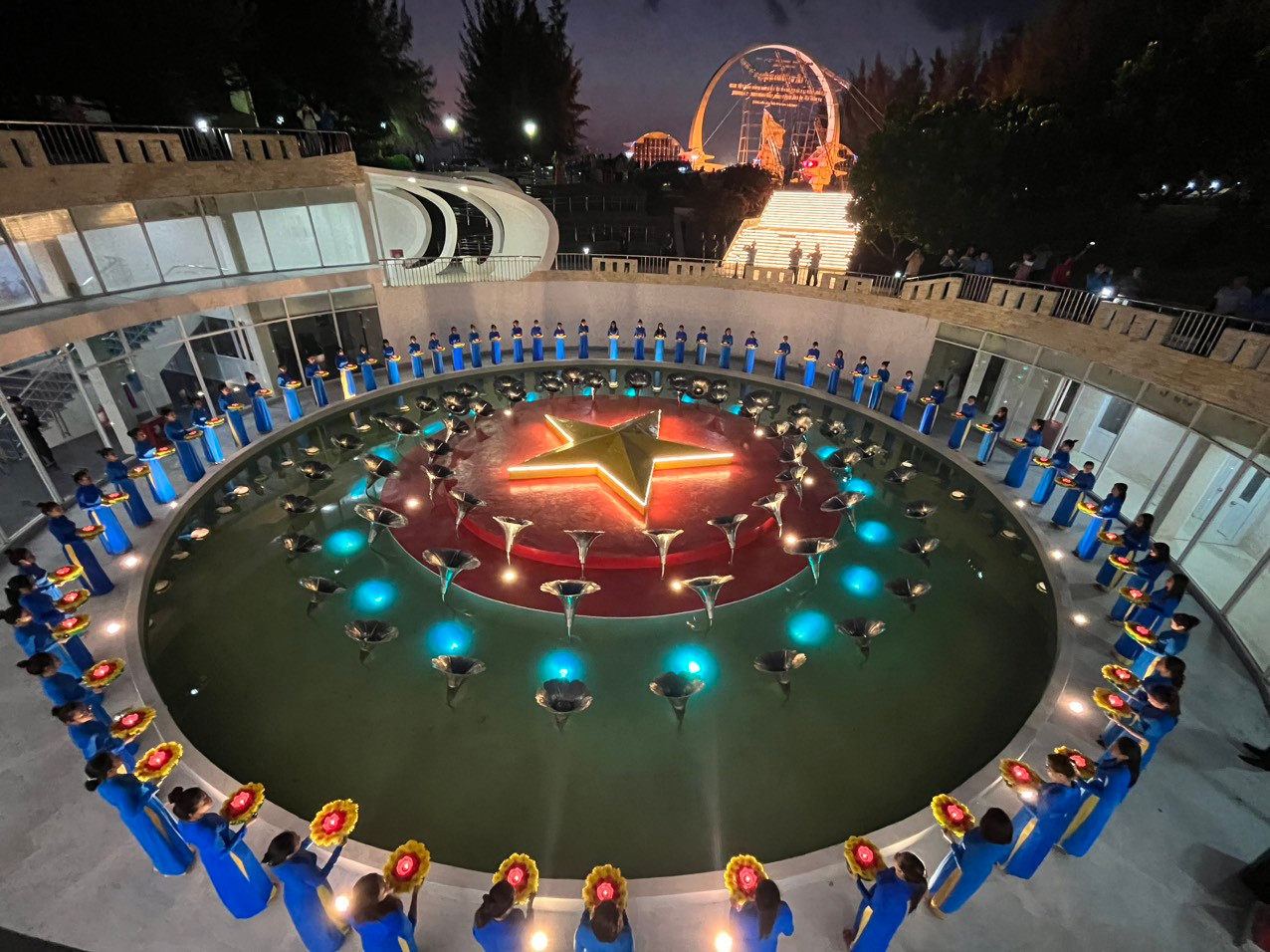 Dâng hoa tưởng niệm các chiến sĩ Gạc Ma trước tượng đài “vòng tròn bất tử Gạc Ma” (ảnh: Công Hoan).