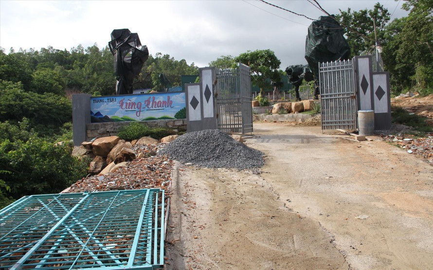 Công trình trang trại Tùng Thanh của ông Lê Tùng xây trái phép trên núi Hòn Rồng. Ảnh L.H. Công trình trang trại Tùng Thanh của ông Lê Tùng xây trái phép trên núi Hòn Rồng. Ảnh L.H.