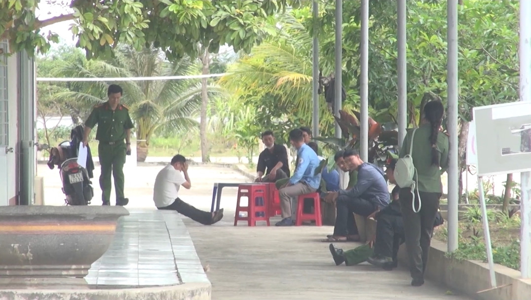 Lực lượng công an khám xét tại Trung tâm đăng kiểm xe cơ giới 7802D Lực lượng công an khám xét tại Trung tâm đăng kiểm xe cơ giới 7802D