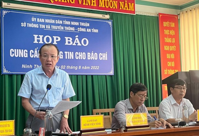 Ông Thái Phương Phiên (người đứng, Giám đốc BVĐK Ninh Thuận) thừa nhận có sự sai sót trong xét nghiệm nồng độ cồn nữ sinh Hồ Hoàng Anh tại buổi họp báo ngày 2/8. Ảnh: L.H.