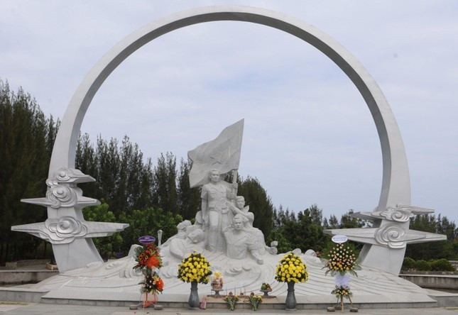 Tượng đài chiến sĩ Gạc Ma tại Khu tưởng niệm Gạc Ma (ảnh: L.H).