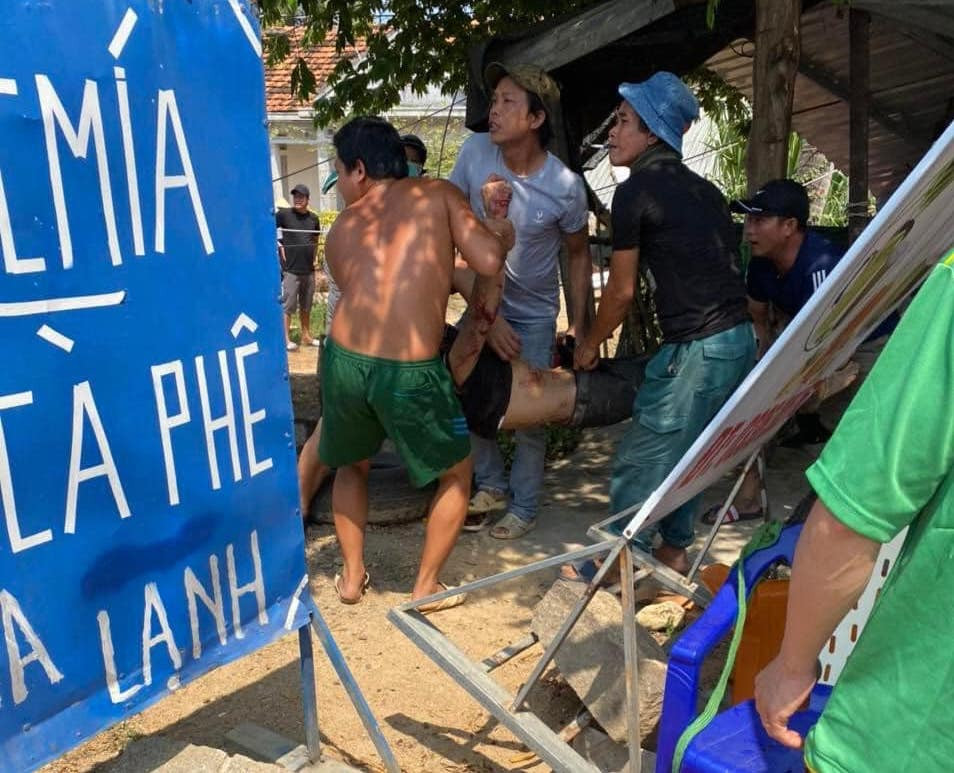 Người dân đưa nạn nhân vụ tai nạn đi cấp cứu. Ảnh: Trung Hiếu.