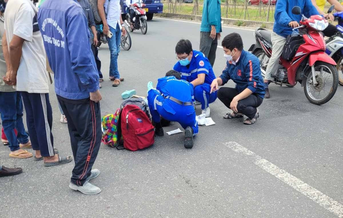 Nhân viên y tế cấp cứu cho chị V.A sau vụ tai nạn. Ảnh: L.H. Nhân viên y tế cấp cứu cho chị V.A sau vụ tai nạn. Ảnh: L.H.