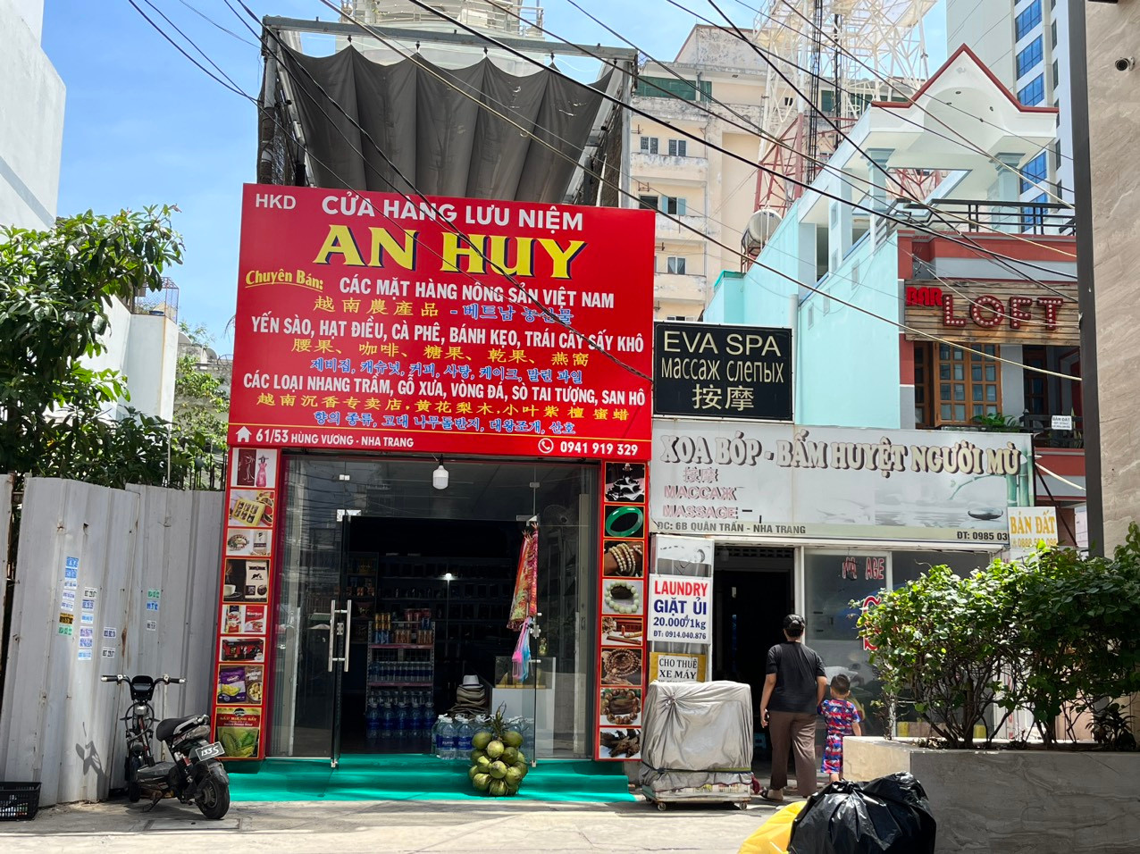 Một số cửa hàng ở phố Tây Nha Trang mở cửa đón khách Trung Quốc nhưng thưa vắng khách. Một số cửa hàng ở phố Tây Nha Trang mở cửa đón khách Trung Quốc nhưng thưa vắng khách.