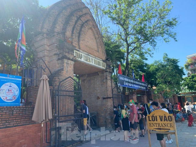 Du khách tham quan di tích Tháp Bà Ponagar. Ảnh: L.H.