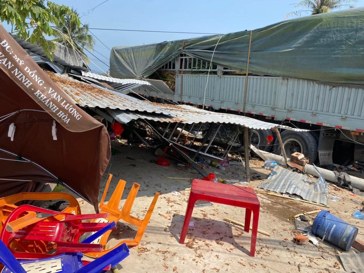 Nhà dân bên đường bị sập do xe tải tông vào. Ảnh: Trung Hiếu.