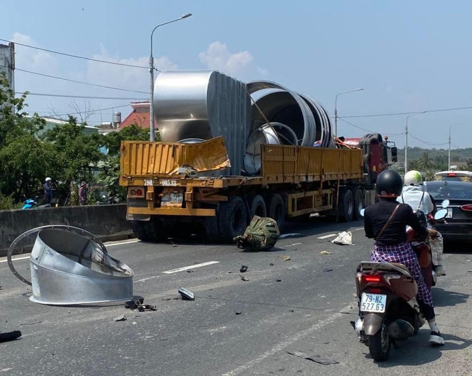 Ống thép trên xe đầu kéo rơi vãi xuống đường. Ảnh: Trung Hiếu.