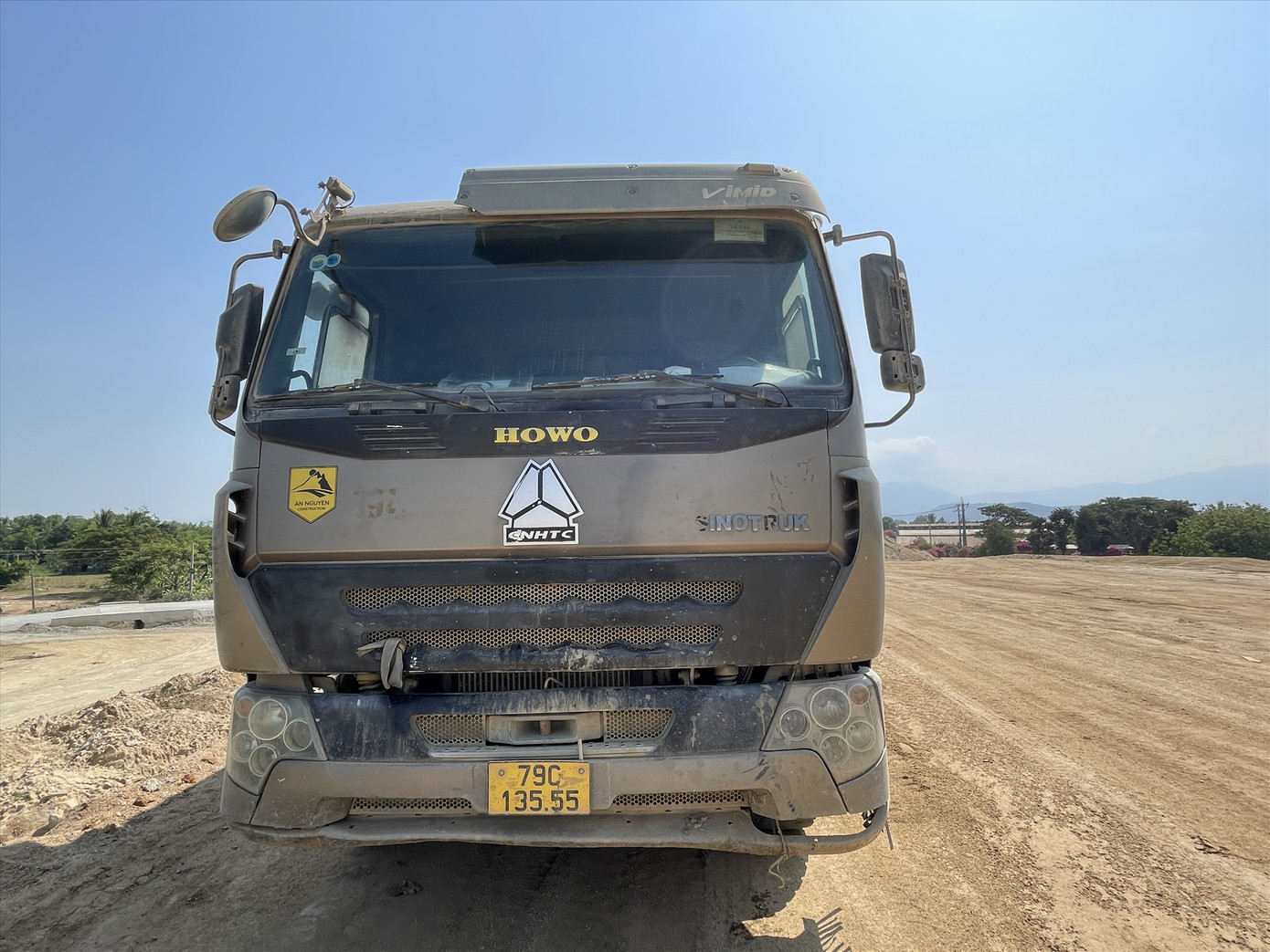 Xe tải mang BKS 79C - 135.55 đã hết hạn đăng kiểm nhưng vẫn hoạt động chở vật liệu thi công cao tốc.