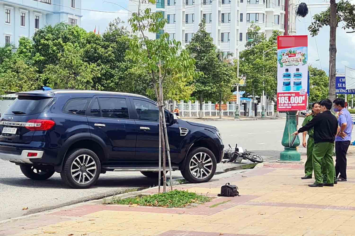 Cơ quan chức năng khám nghiệm hiện trường vụ tai nạn. Ảnh L.H.