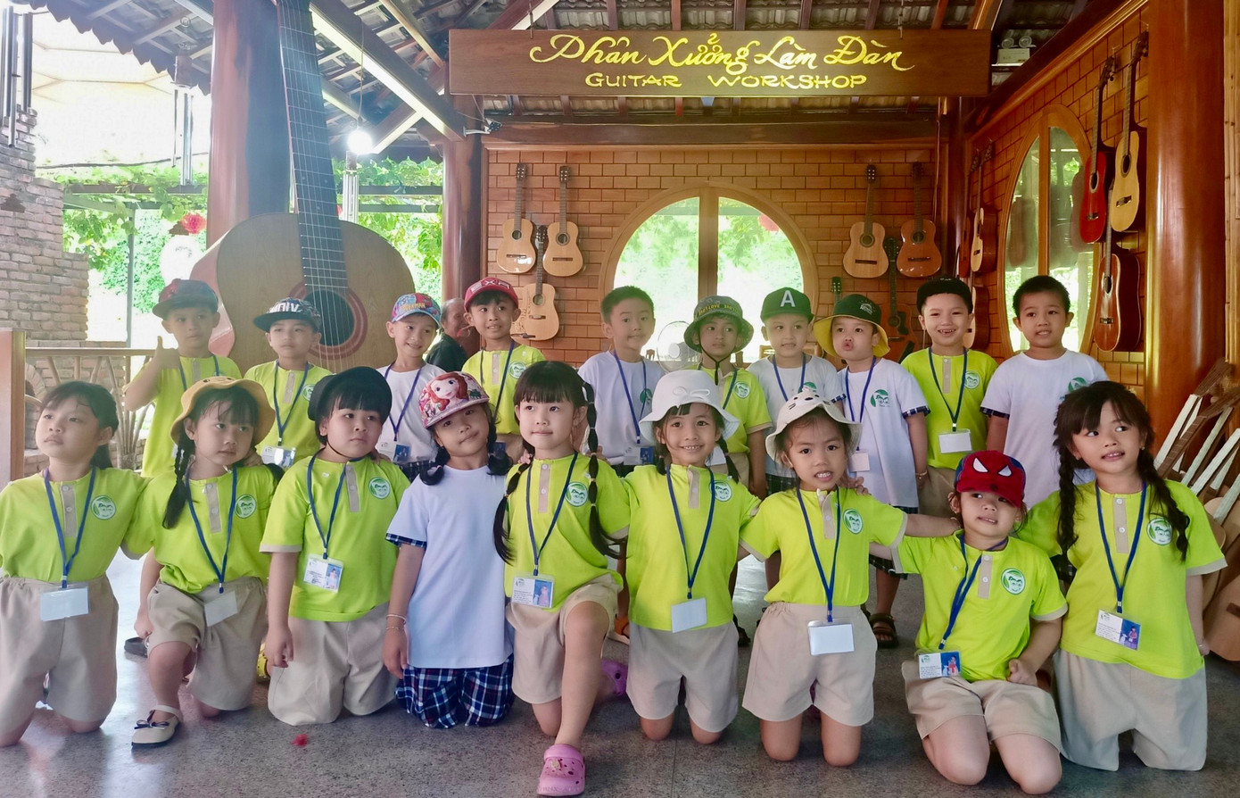 Nhiều trường học tổ chức cho học sinh tham quan xưởng chế tác đàn của ông Quý.