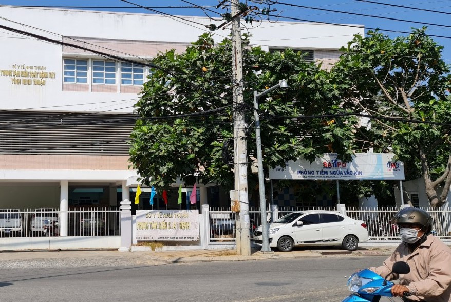 Công an đã khám xét nơi hai bị can làm việc là trụ sở CDC Ninh Thuận. Ảnh T.N.