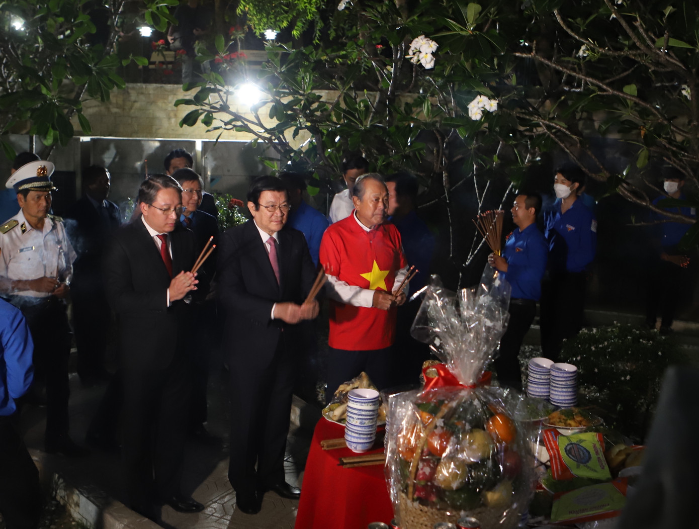 Nguyên Chủ tịch nước Trương Tấn Sang, nguyên Phó Thủ tướng Trương Hòa Bình dâng hương (ảnh: Công Hoan).