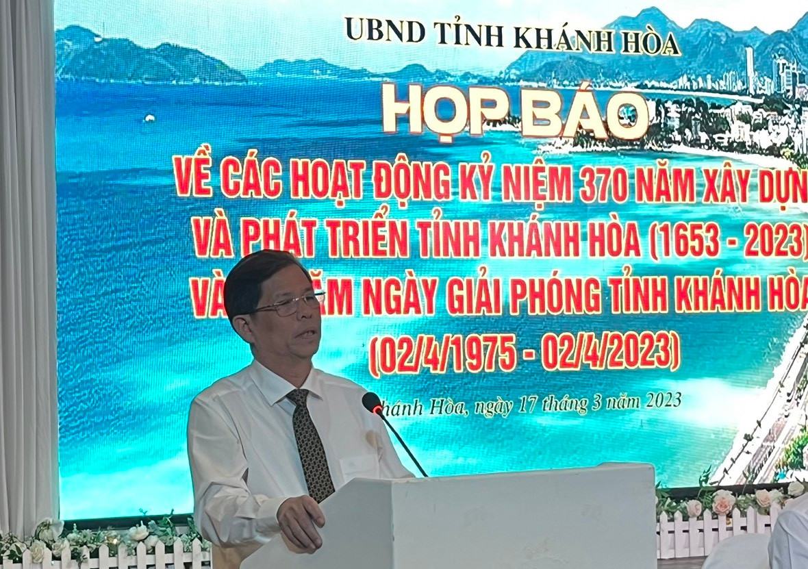 Chủ tịch UBND tỉnh Khánh Hòa Nguyễn Tấn Tuân phát biểu tại buổi họp báo. (Ảnh: C.H) Chủ tịch UBND tỉnh Khánh Hòa Nguyễn Tấn Tuân phát biểu tại buổi họp báo. (Ảnh: C.H)