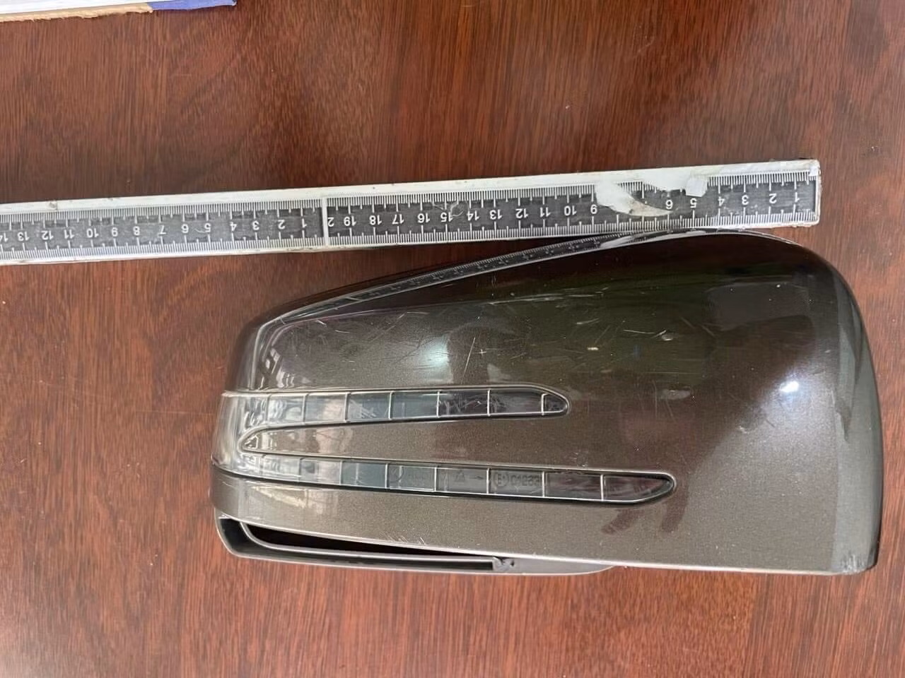 Mặt trong ốp gương in logo hãng xe Mercedes. Ảnh: CACC.