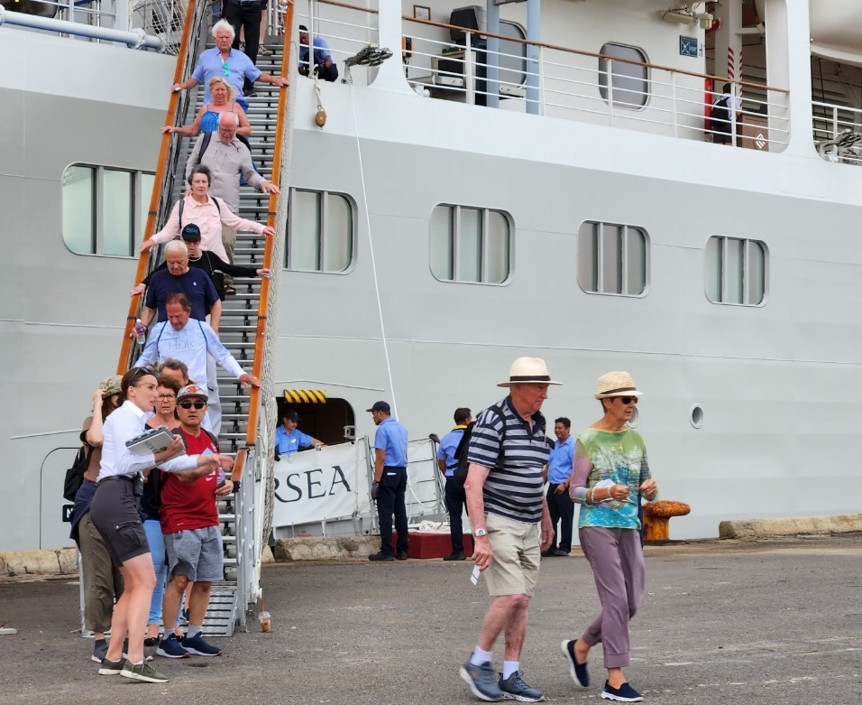 Du khách rời siêu tàu du lịch cao cấp Silver Muse tham quan phố biển Nha Trang