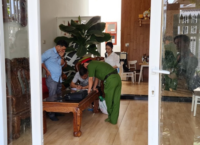 Công an khám xét nhà riêng của các bị can. Ảnh T.N.