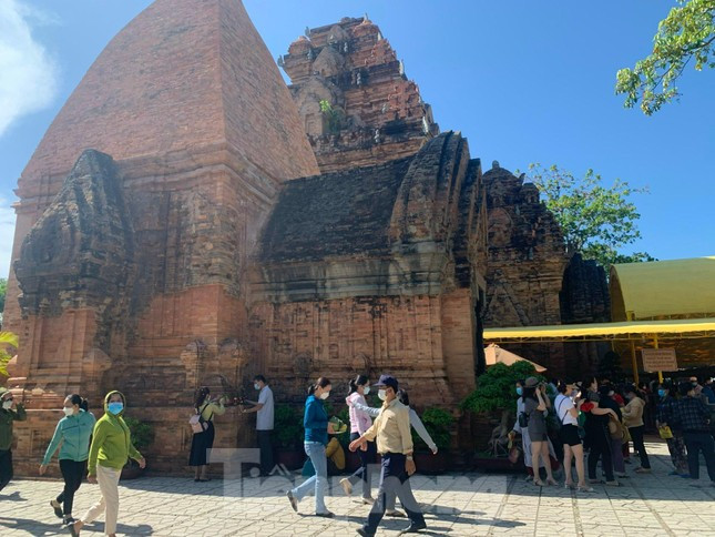 Di tích Tháp Bà Ponagar được công nhận là di tích cấp quốc gia vào năm 1979. Ảnh: L.H.