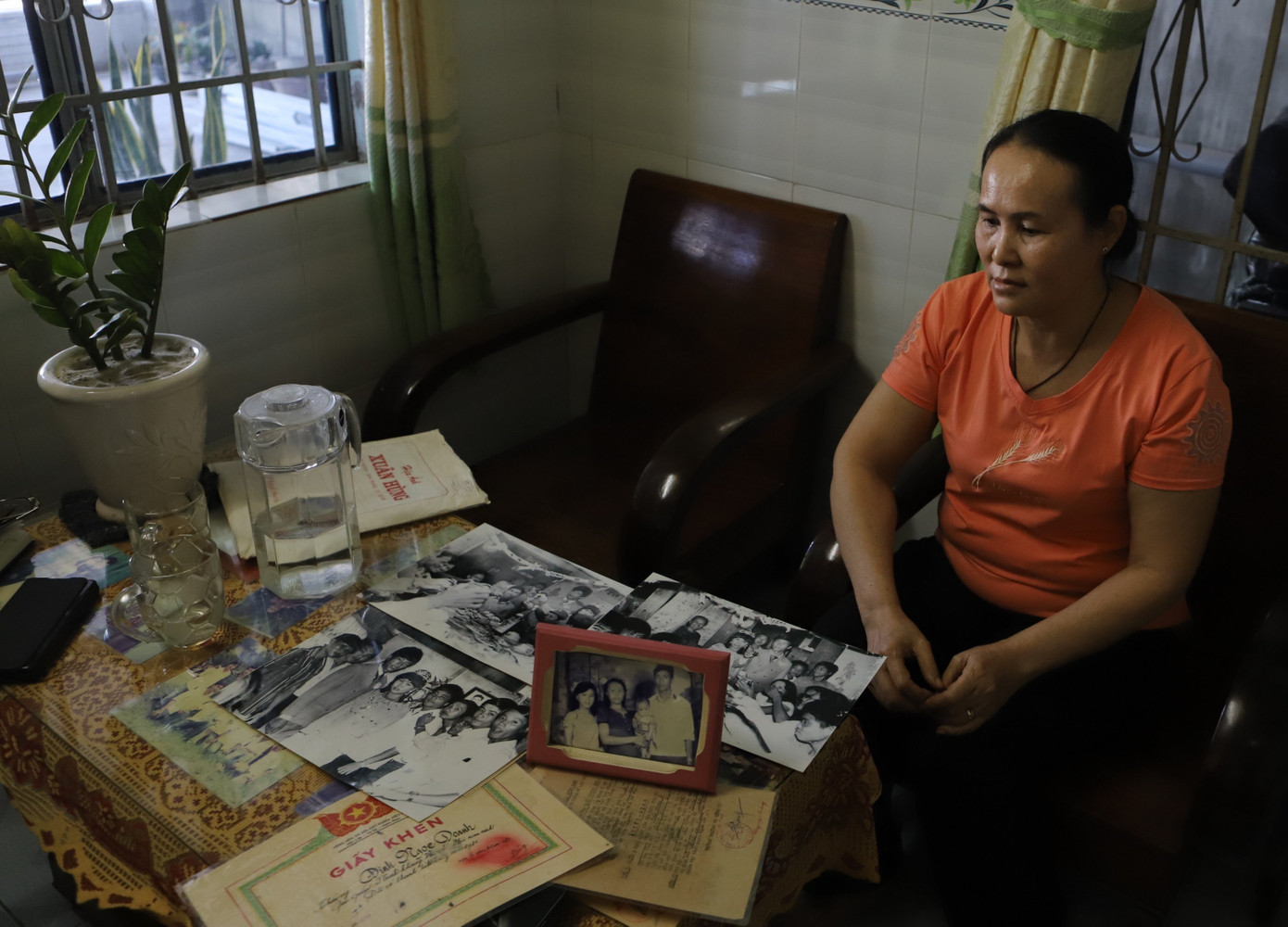 Bà Đỗ Thị Hà lưu giữ nhiều kỷ vật của chồng là liệt sĩ Đinh Ngọc Doanh (ảnh: L.H).
