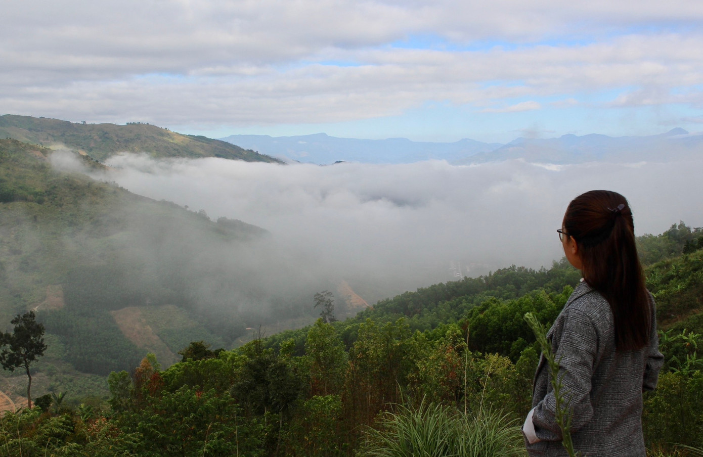 Bạn Hồ Nguyễn Hạnh Dung (ở TP. Nha Trang) chia sẻ: “Đây là lần thứ 2 mình cùng bạn đến Khánh Sơn, lần trước mình đến vào ngày diễn ra Lễ hội trái cây Khánh Sơn nhưng do đến trễ nên mây đã tan, đợt này may mắn nên mình đến đúng lúc mây đang đẹp, cảm giác cứ như đang ở giữa bầu trời vậy đó".