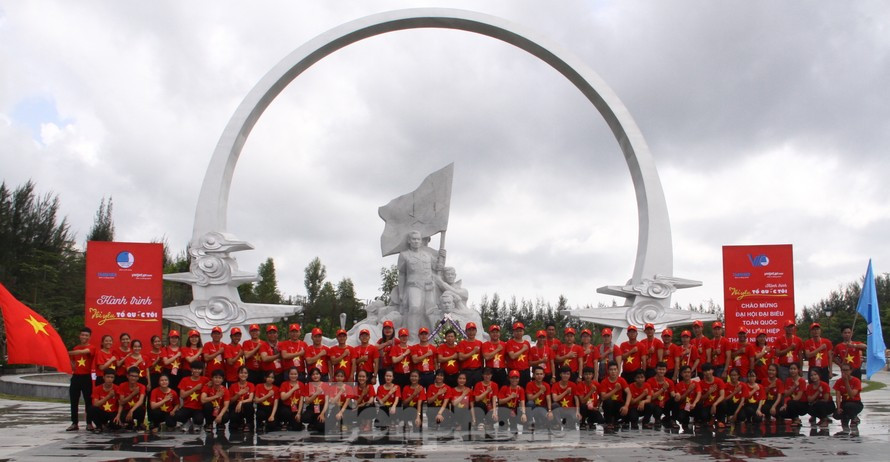 Thế hệ trẻ tỉnh Khánh Hoà dâng hương tưởng niệm tại Khu tưởng niệm Gạc Ma (ảnh: L.H).