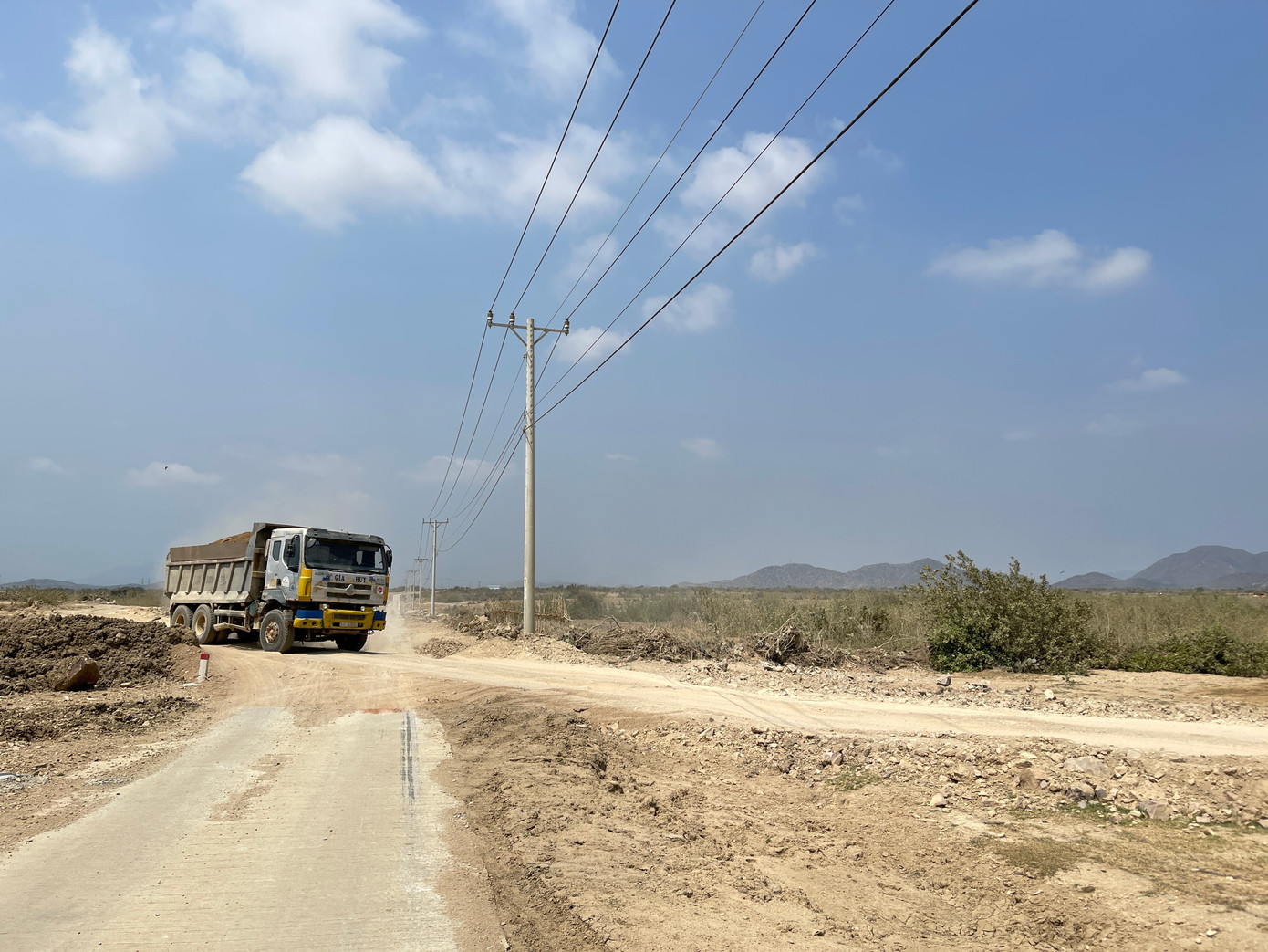 Xe tải cơi nới thùng chạy qua đường giao thông nông thôn gây nguy hiểm cho người dân.