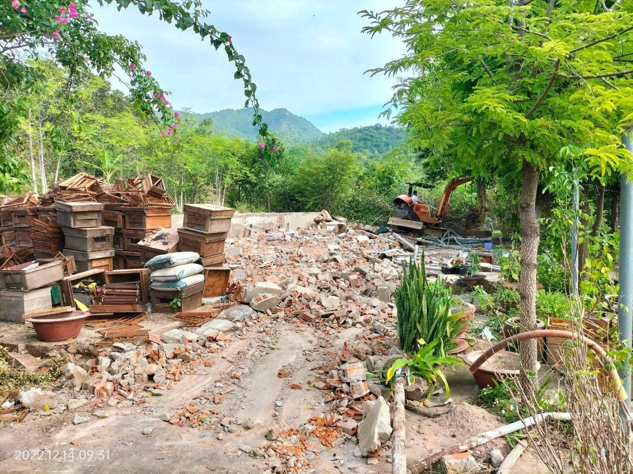 Nhà ông Lê Văn Tùng được chính quyền địa phương cho tự tháo dỡ. Ảnh L.H. Nhà ông Lê Văn Tùng được chính quyền địa phương cho tự tháo dỡ. Ảnh L.H.