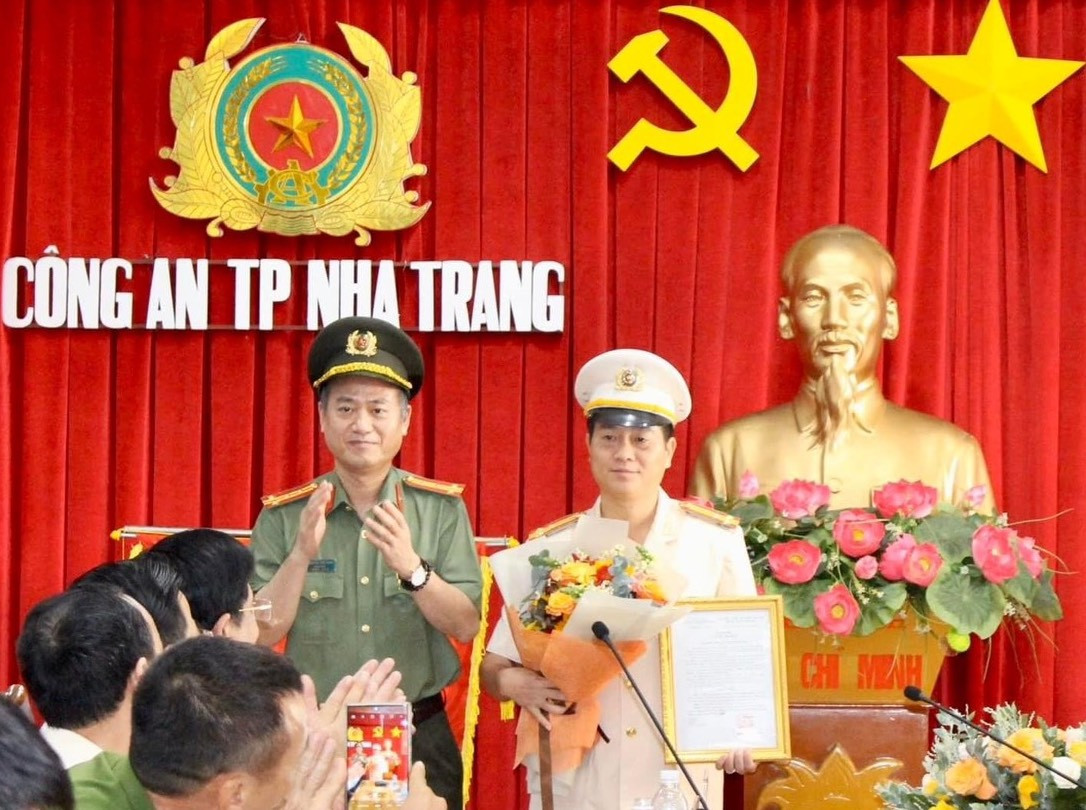 Đại tá Nguyễn Thế Hùng trao quyết định cho thượng tá Cao Xuân Thuấn (ảnh phải). Ảnh: V.Hải Đại tá Nguyễn Thế Hùng trao quyết định cho thượng tá Cao Xuân Thuấn (ảnh phải). Ảnh: V.Hải