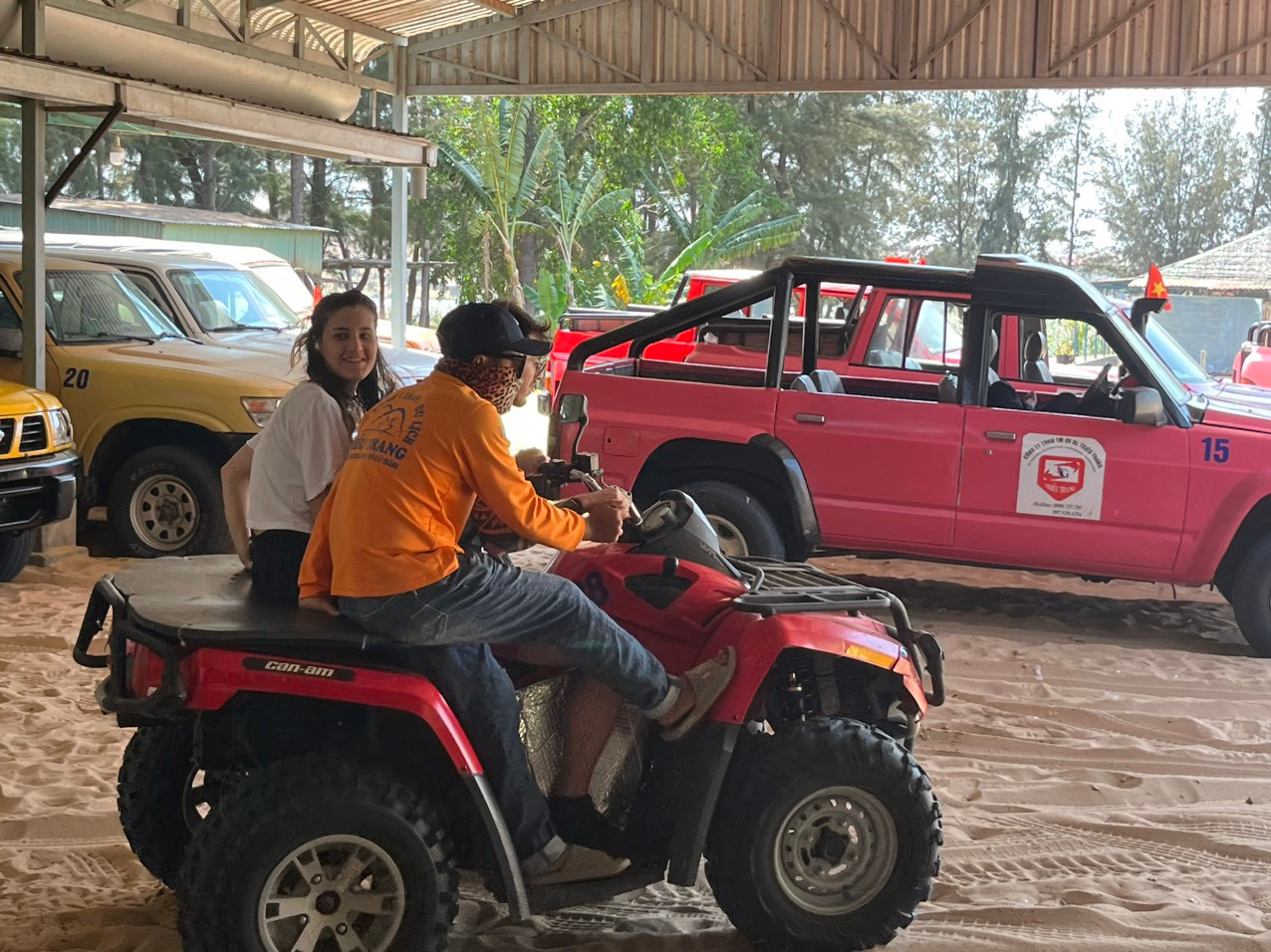 Xe mô tô địa hình chở du khách lên đồi cát không có dây đai an toàn. Ảnh C.H. Xe mô tô địa hình chở du khách lên đồi cát không có dây đai an toàn. Ảnh C.H.