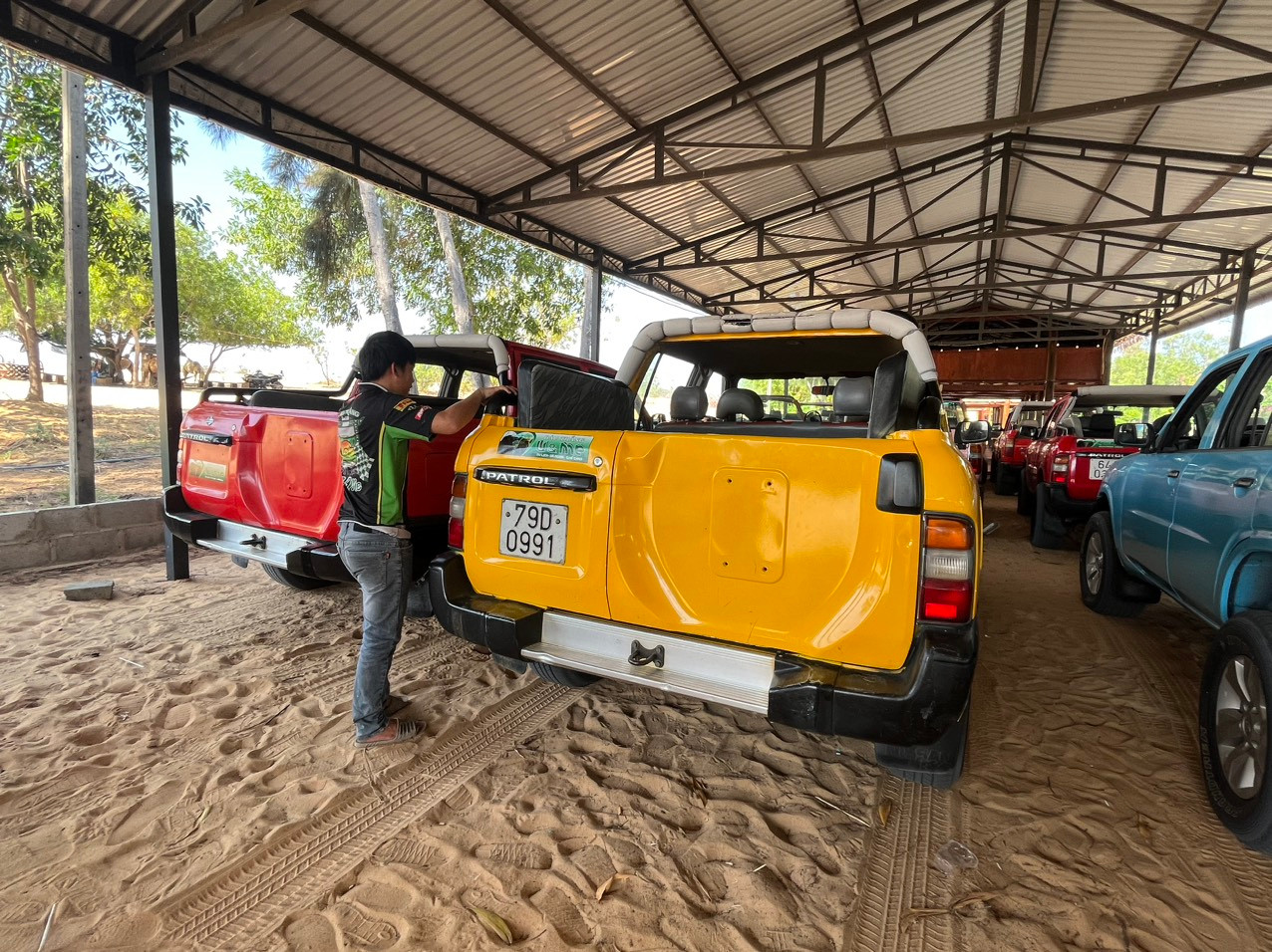 Nhiều chiếc xe ô tô địa hình chở du khách của điểm U&Me thiếu giấy tờ. Ảnh C.H Nhiều chiếc xe ô tô địa hình chở du khách của điểm U&Me thiếu giấy tờ. Ảnh C.H