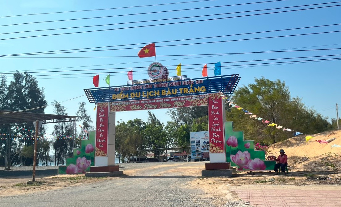 BQL điểm du lịch Bàu Trắng vẫn loay hoay trong việc cắm mốc, biển cảnh báo. Ảnh C.H BQL điểm du lịch Bàu Trắng vẫn loay hoay trong việc cắm mốc, biển cảnh báo. Ảnh C.H