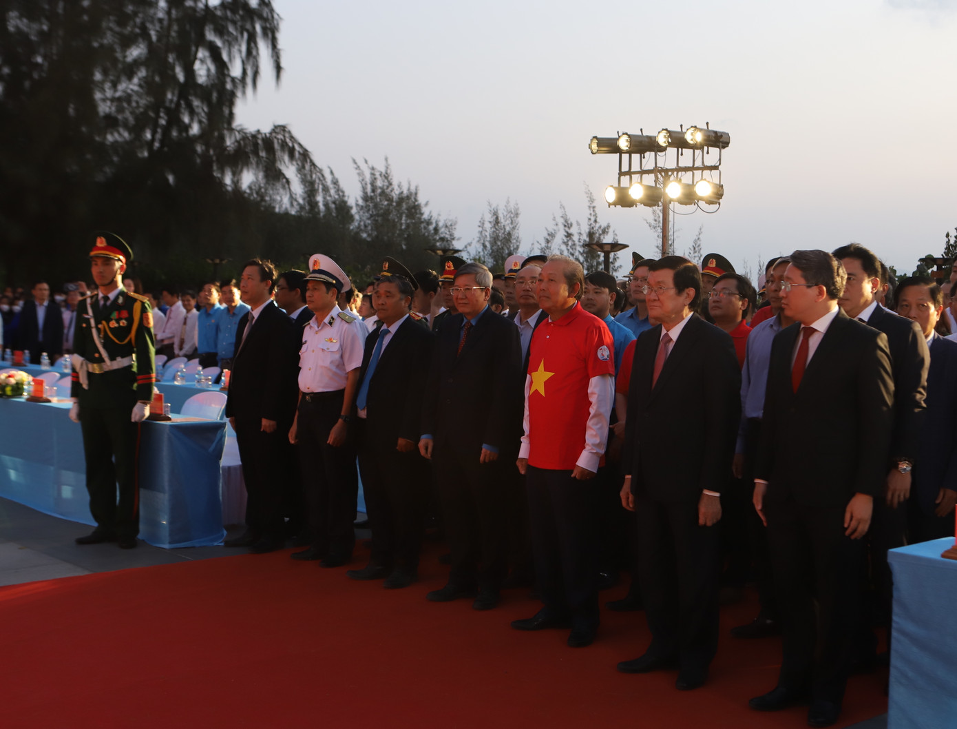 Nguyên Chủ tịch nước Trương Tấn Sang, nguyên Phó Thủ tướng Chính phủ Trương Hoà Bình cùng nhân dân, cán bộ tỉnh Khánh Hoà dâng hoa, dâng hương tưởng niệm các chiến sĩ Gạc Ma (ảnh: Công Hoan).