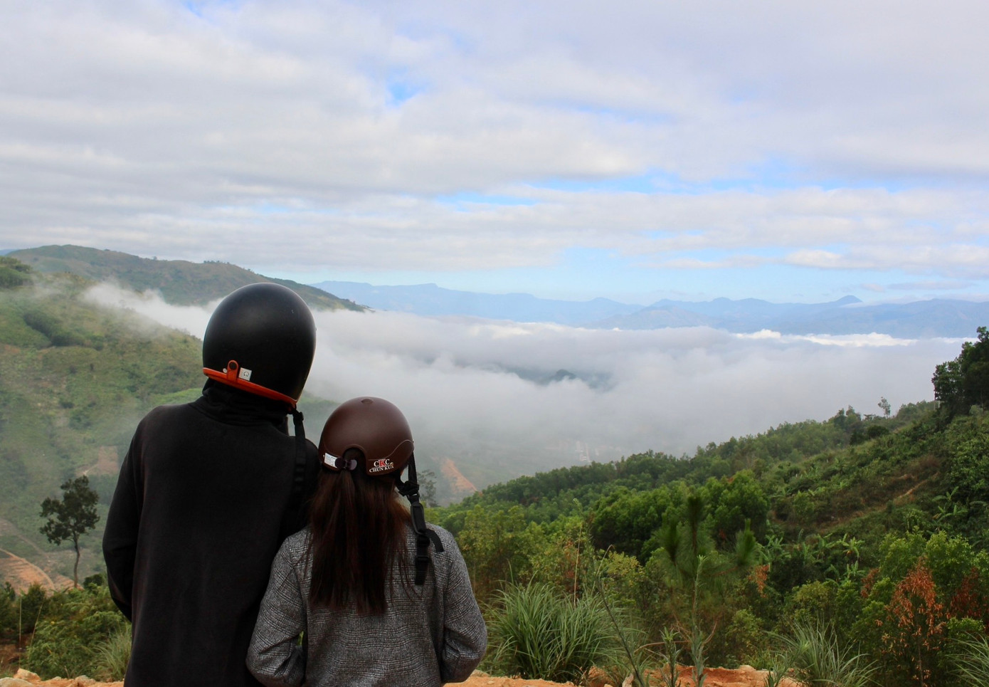 Vị trí săn mây đẹp nhất ở huyện Khánh Sơn là nằm trên đỉnh đèo Ba Cụm, cao hơn 600m so với mặt nước biển. Để thực hiện chuyến săn mây, du khách thường phải xuất phát lúc 5 giờ sáng từ thị trấn Tô Hạp để đến xã Ba Cụm Nam.